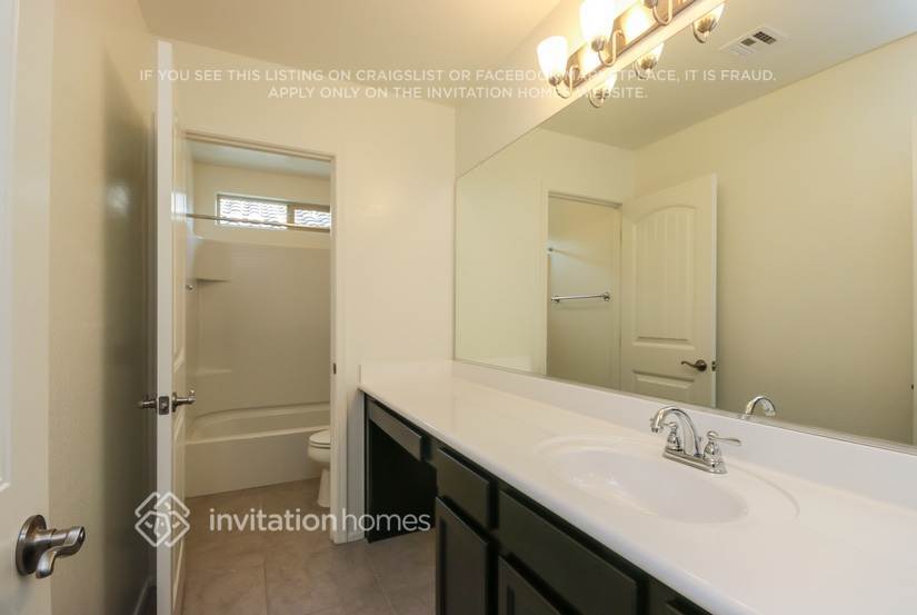 Building Photo - 1270 E Palomino Way