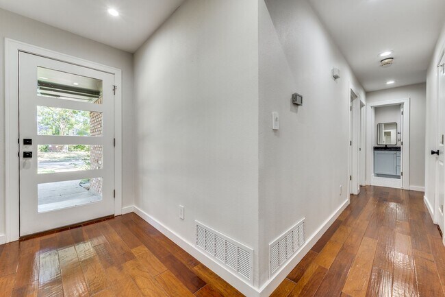 Building Photo - Extraordinary Irving Home on Quiet cul-de-sac!