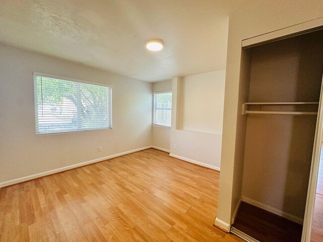 Building Photo - Ashby Duplex