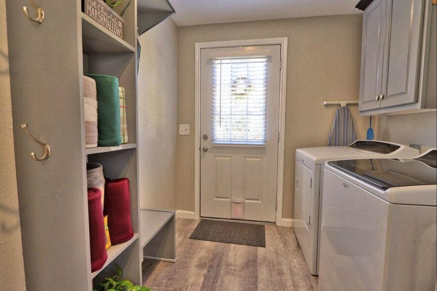 Laundry/Mud Room - 603 N Avenue N