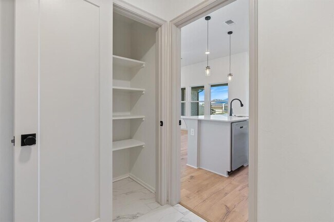 Building Photo - 417 Haven St