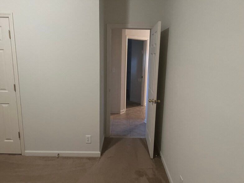 Building Photo - 465 Victoria Hills Dr