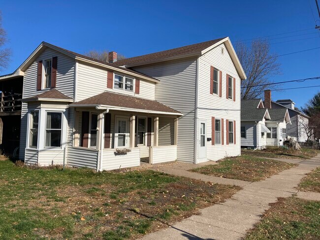 Primary Photo - 209 E Wisconsin St