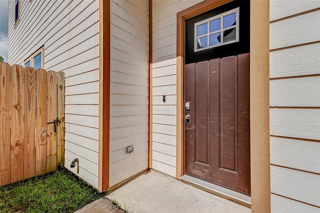 Building Photo - 2115 Esther Dr