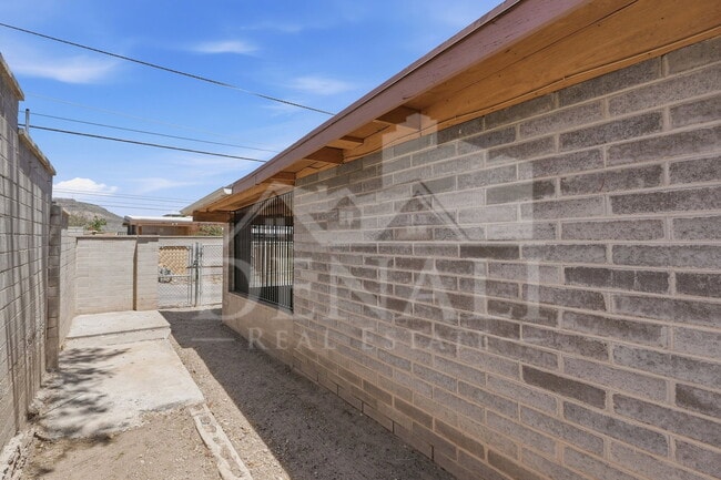 Building Photo - 1808 W Caravelle Rd