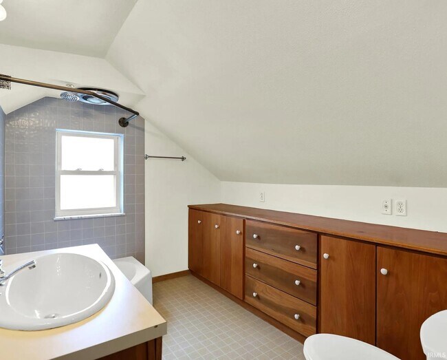 Building Photo - 916 E Maxwell Ln