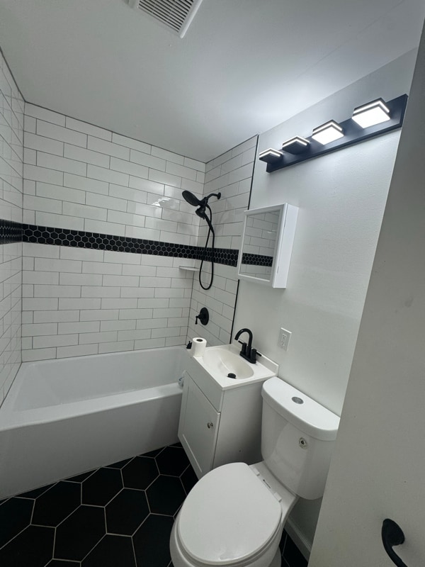 Building Photo - 214 William St