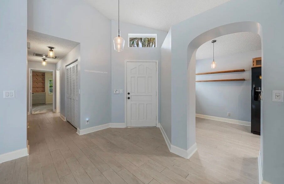 Building Photo - 9293 Heathridge Dr