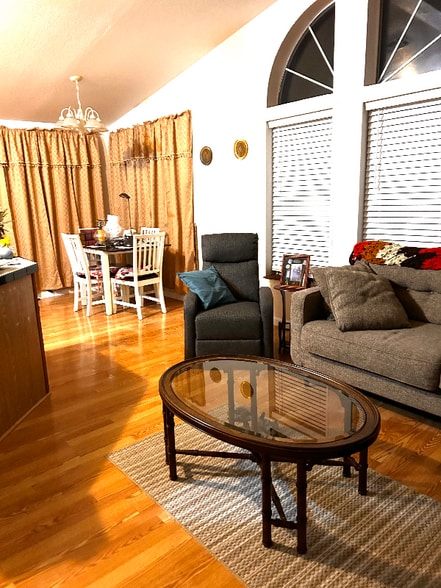 Building Photo - 545 Montego Dr SE