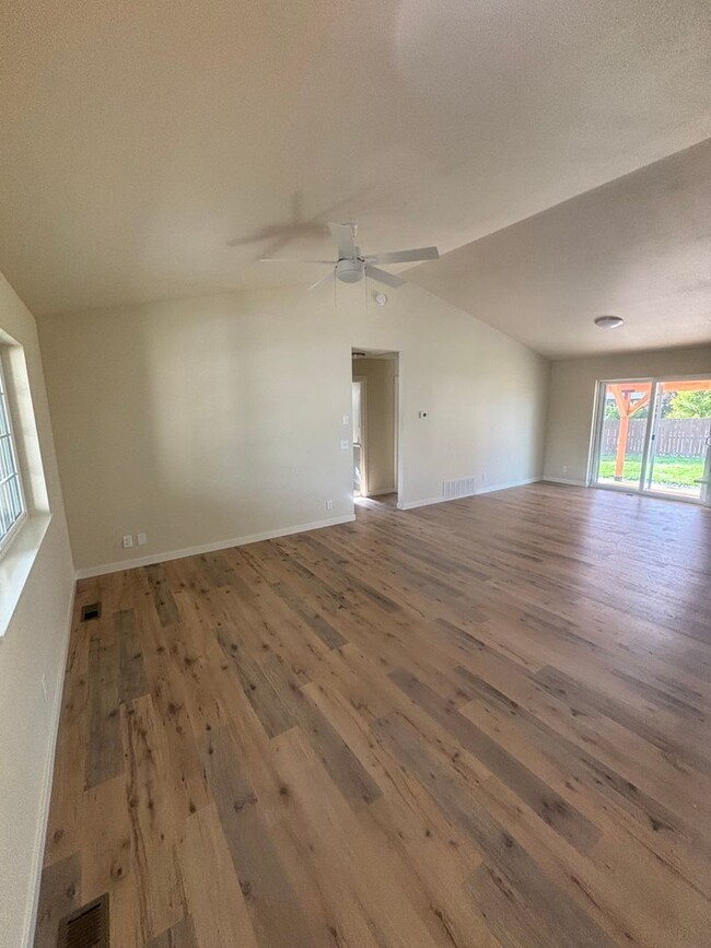 Building Photo - SINGLE FAMILY HOME IN PRAIRIE FALLS (P#94)