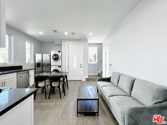 Building Photo - 2641 S Budlong Ave