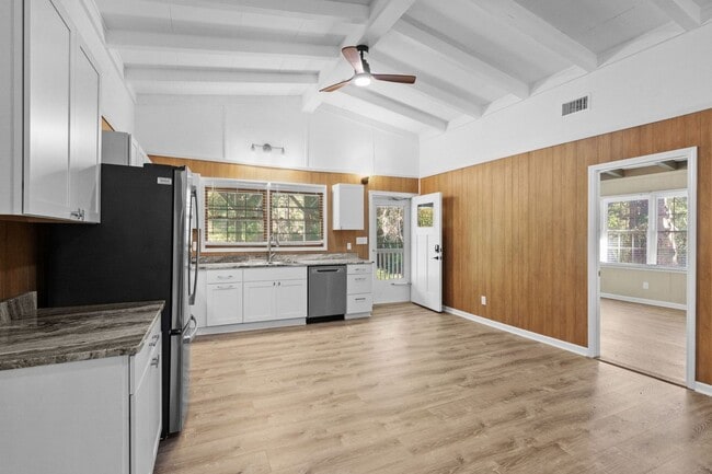 Building Photo - Spacious 4 Bedroom 2 bath home in Pawley's Island