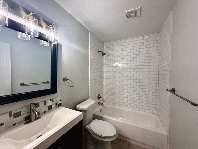 Building Photo - Close to Downtown Sarasota - 2/1 Condo - I...