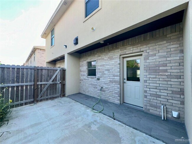 Building Photo - 414 S Newport Ave