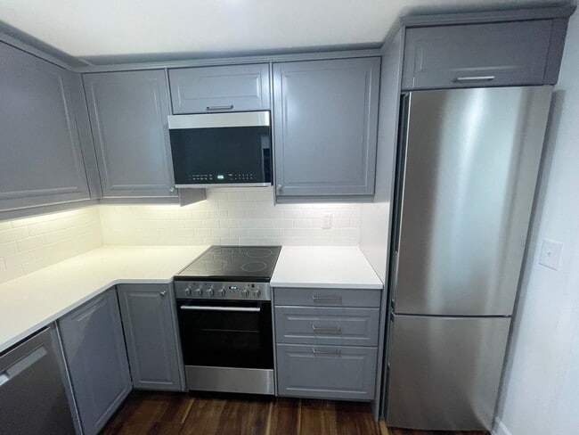 Building Photo - Newly Renovated 1 bedroom