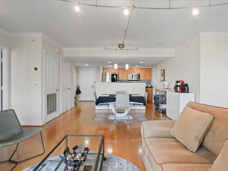 Building Photo - 1220 N Fillmore St