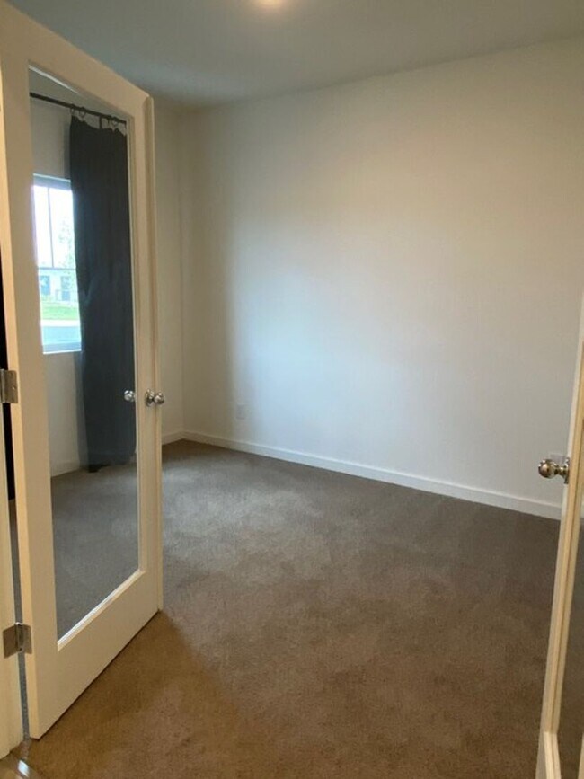 Building Photo - 2023 model home in solar community!