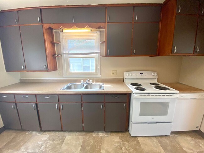 Building Photo - 4 Bed 2 Bath Home!