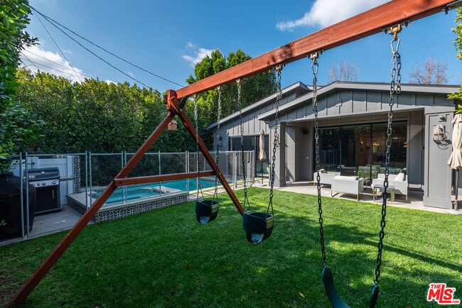 Building Photo - 16712 Addison St