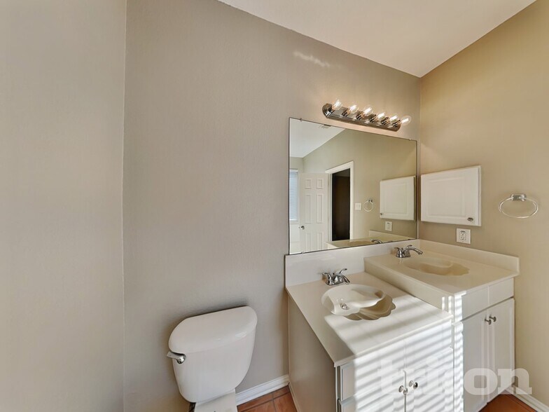 Building Photo - 523 Pinnacle Dr