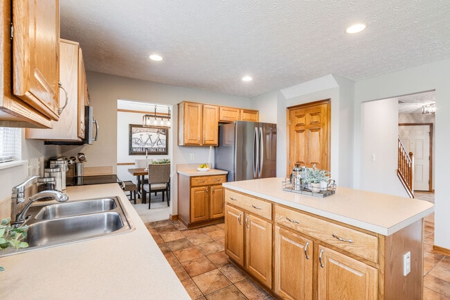 Building Photo - 7225 Bromfield Dr