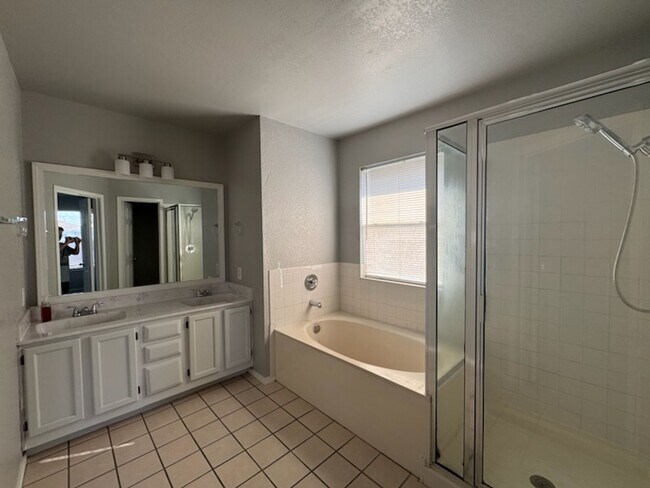 Building Photo - Remodeled 3 Bedroom Plus Bonus Room - Comi...
