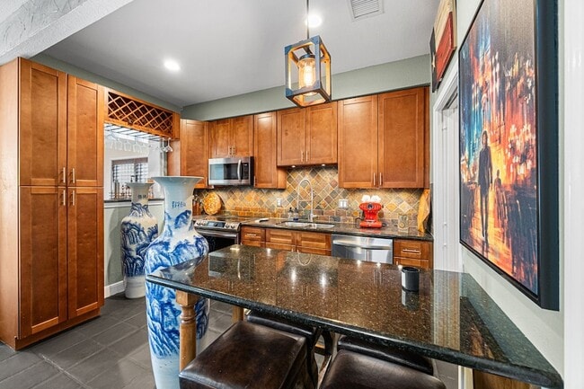 Building Photo - 202 E 7th St