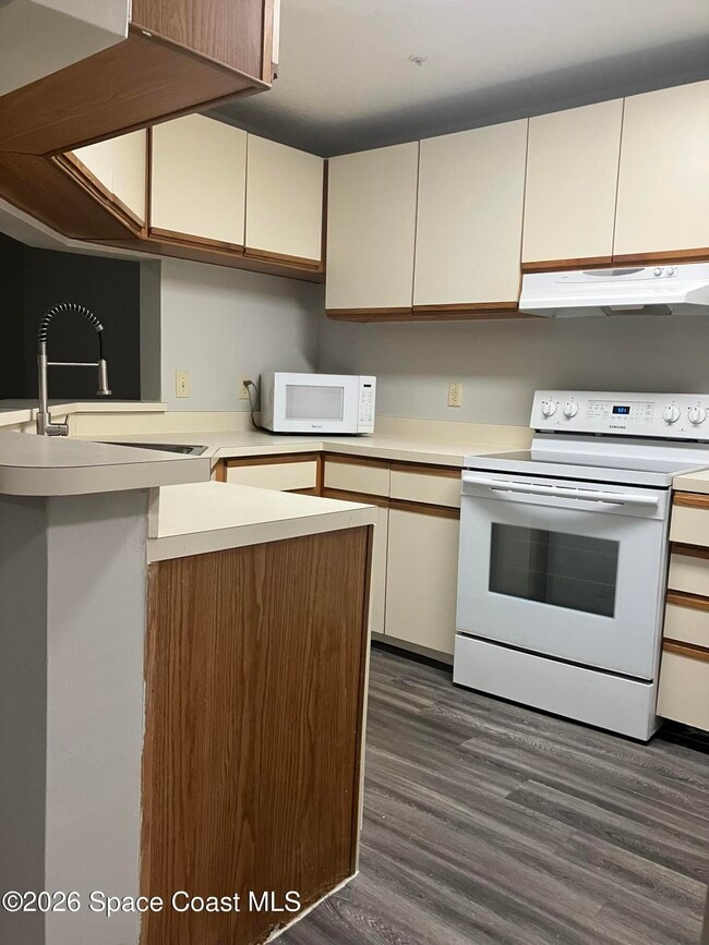 Building Photo - 7667 N Wickham Rd