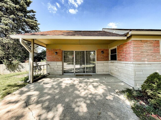 Building Photo - 449 Carol Dr