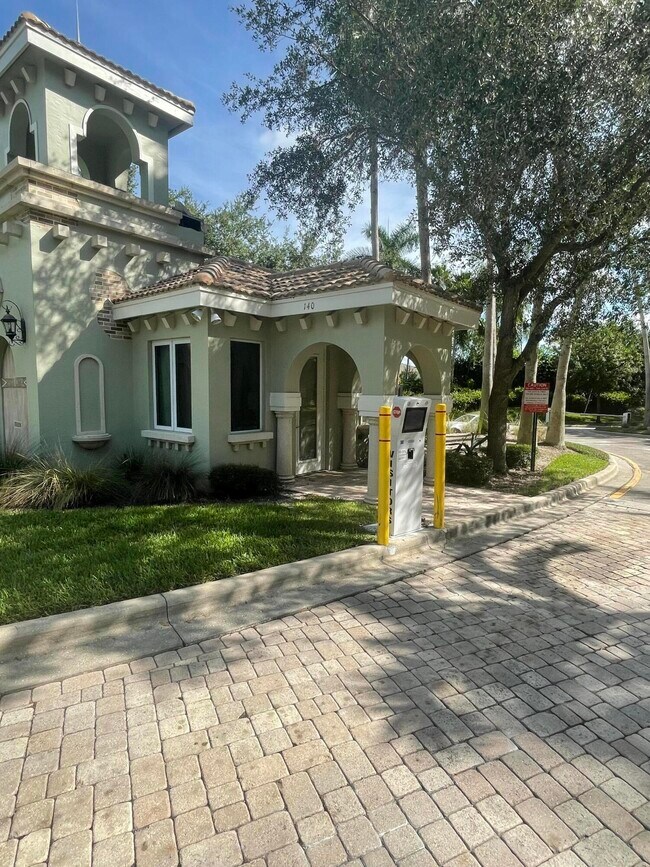 Building Photo - 730 NW Leonardo Cir
