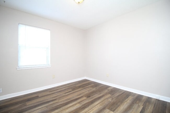 Building Photo - Available 8/28 – Updated Gulf Breeze 3BR w...