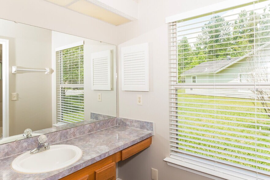 Building Photo - 3379 Deerfield Pointe Dr