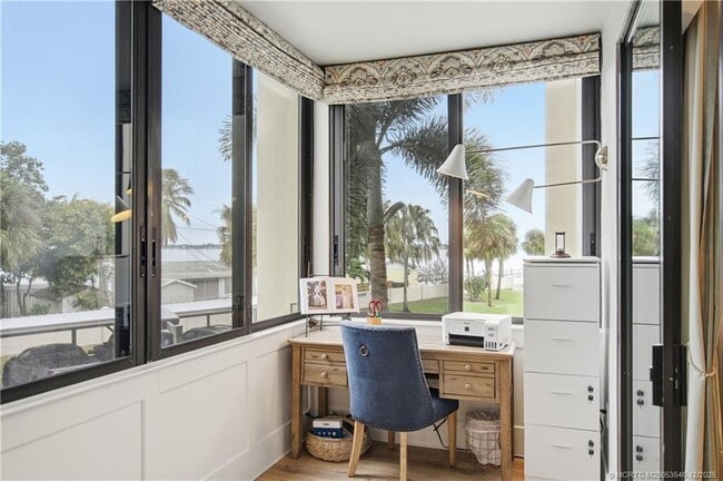 Building Photo - 150 SE Four Winds Dr