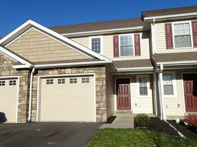 Building Photo - 229 Lakeside Xing