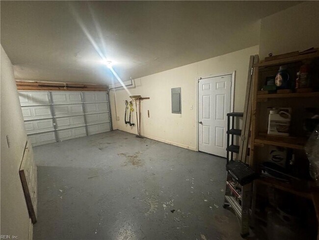 Building Photo - 4033 Foxwood Dr