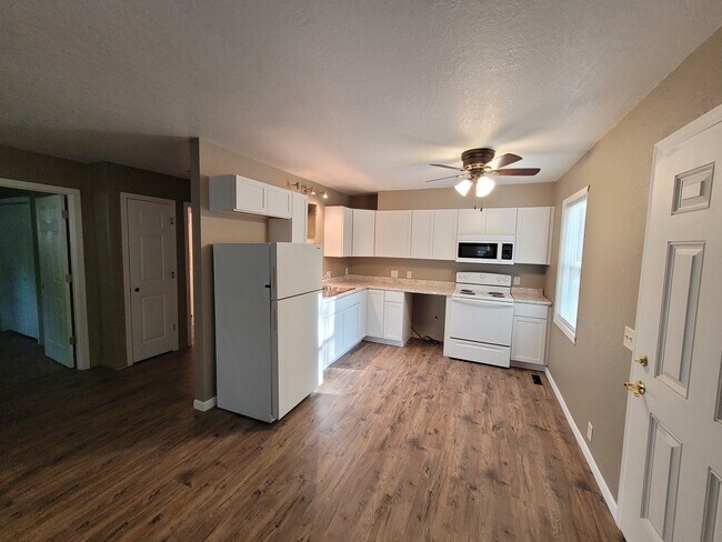 Building Photo - 711 E 10th St N