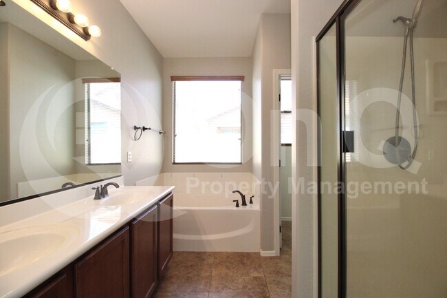 Building Photo - 4072 E Cherry Hills Dr