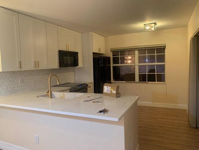 Building Photo - 1940 Hartford Ct