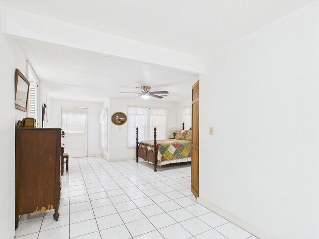 Building Photo - Quiet home in the central part of town