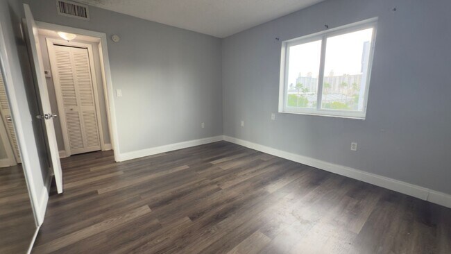 Building Photo - Bright 1 Bed Condo in North Miami Beach | No Minimum Credit