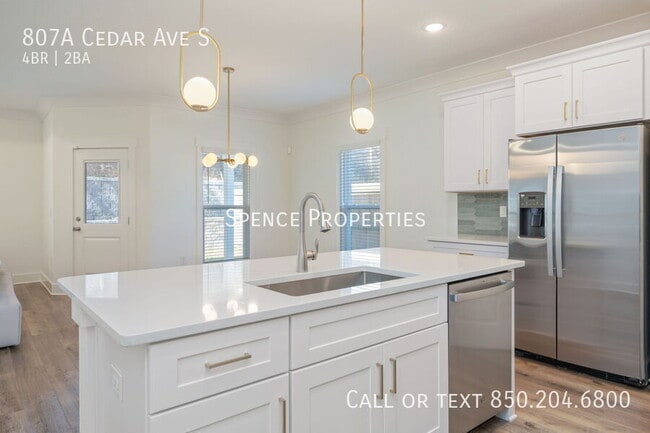 Building Photo - 807A Cedar Ave S