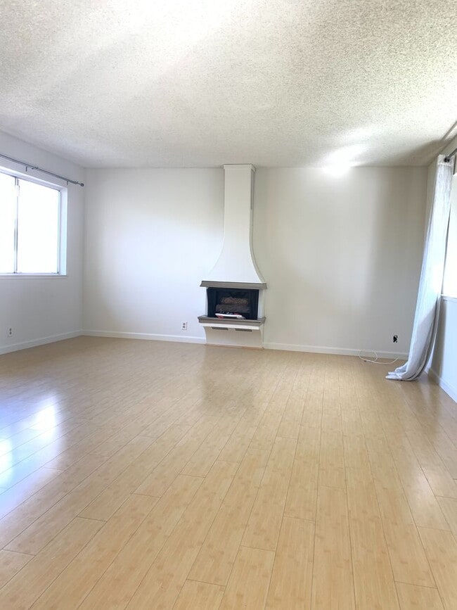 Building Photo - 1252-1254 Valerian Court