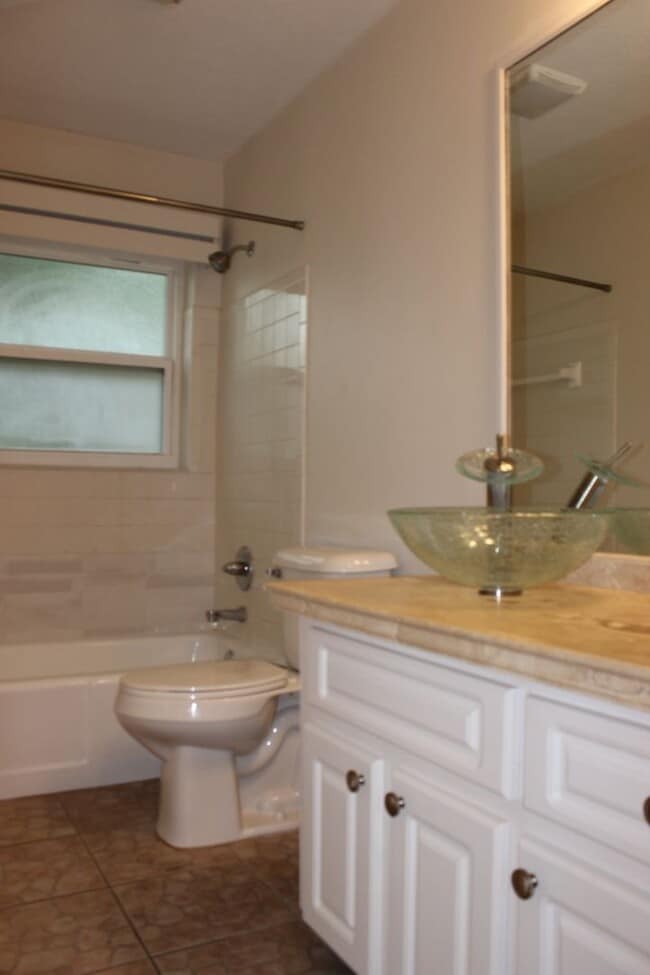 Building Photo - 4 Bedroom/2 Bath/2 Car Garage