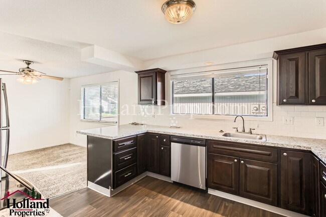 Building Photo - Beautifully Duplex in Desirable Northwest Portland Available For You! BEST NEW PRICE $1,995 and R...