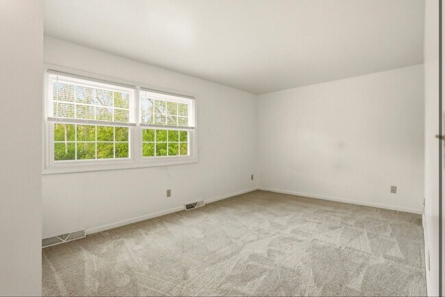 Building Photo - Updated 2 Bedroom Condo for Rent in Saginaw Township