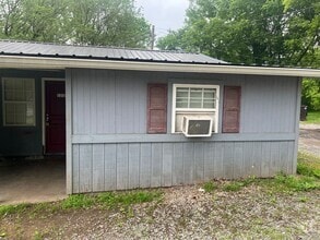 Building Photo - 2 bed 1 bath duplex