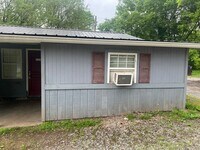 Building Photo - 2 bed 1 bath duplex