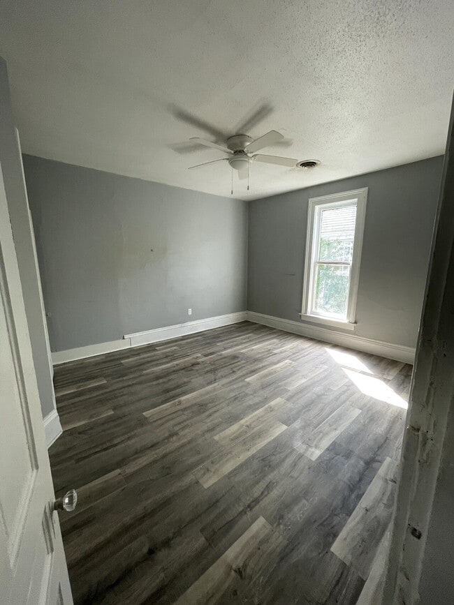 Building Photo - 419 W Howard