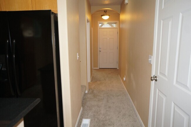 Building Photo - 4 bedroom Orenco Garden pet friendly house