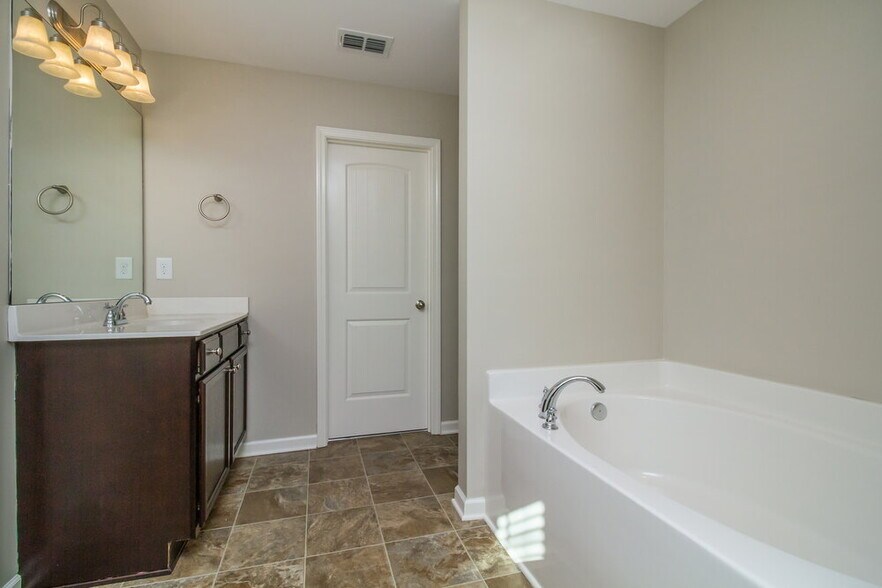 Building Photo - 8005 Lakota Ct